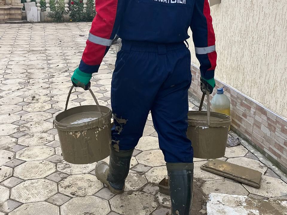 Студенты ЧПОУ "Колледж гражданской обороны и чрезвычайных ситуаций" продолжают оказывать адресную помощь пострадавшим от обильных дождей